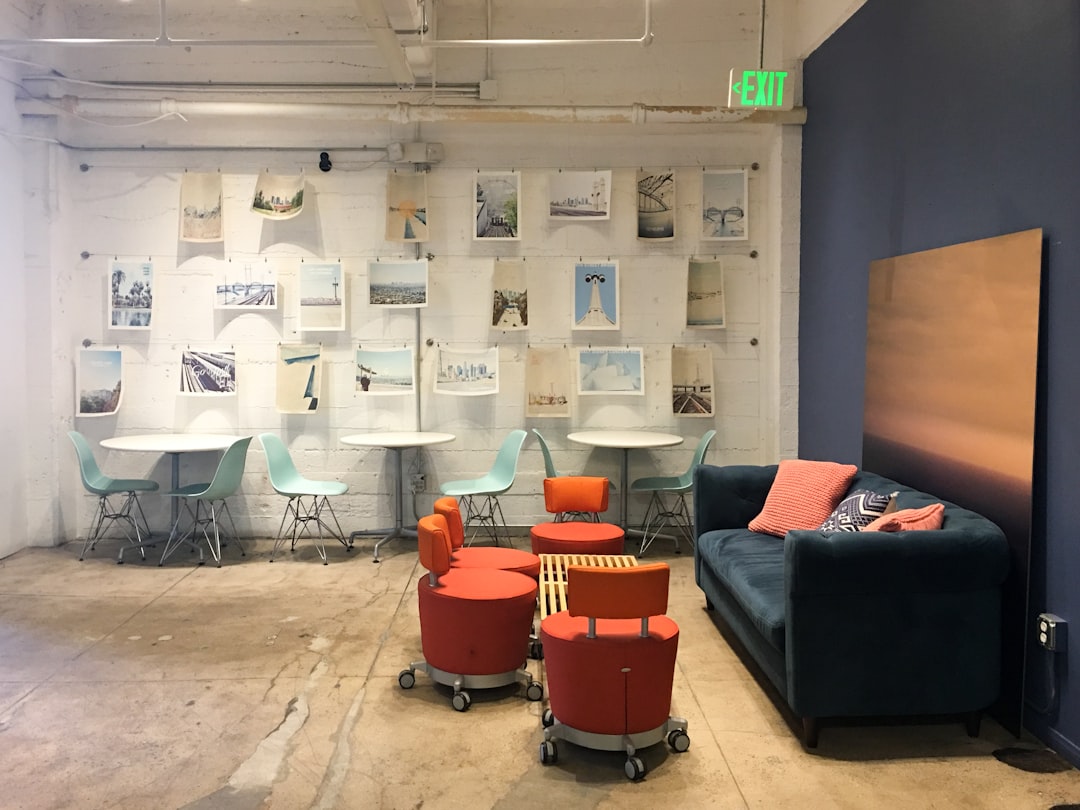 Bureau partagé moderne avec espaces de travail flexibles