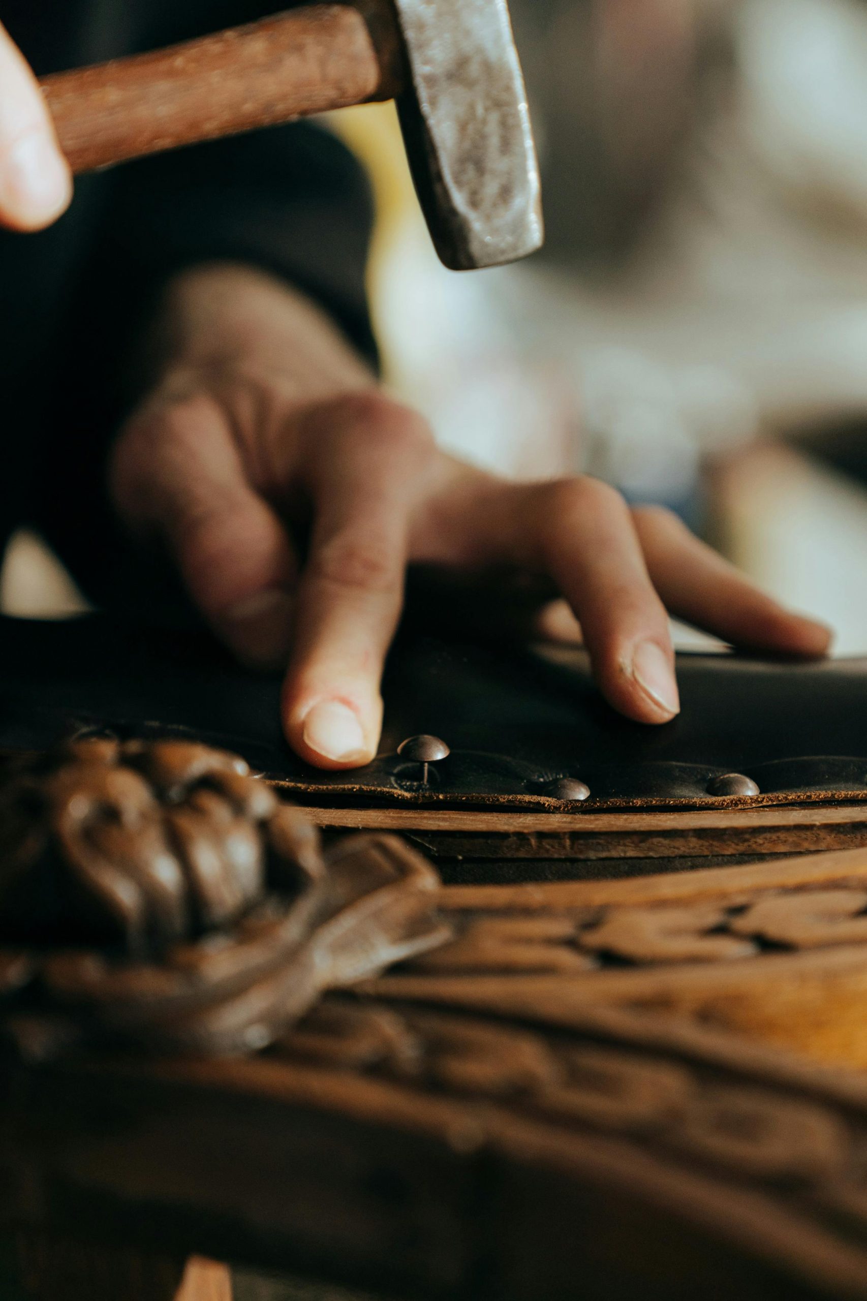 Guide de customisation d'une table en bois verni