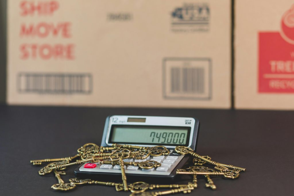 A calculator with vintage keys symbolizes real estate investment and mortgage calculations. Une calculatrice avec des touches vintage symbolise l'investissement immobilier et les calculs de prêt hypothécaire.
