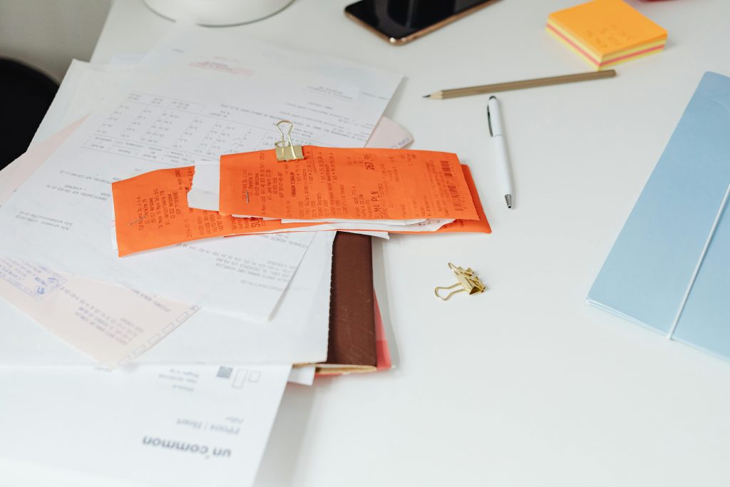 Close-up d'un bureau bien rangé avec des reçus, des documents et des fournitures de bureau pour l'organisation professionnelle.