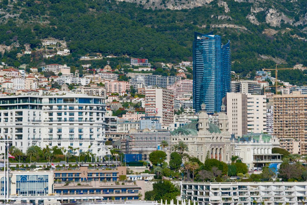 Stunning panoramic view of Monte Carlo montrant un mélange d'architecture moderne et classique