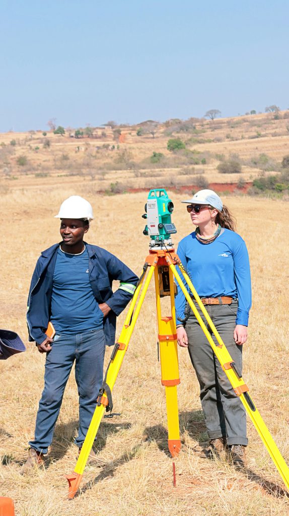 Ingénieurs effectuant un levé topographique dans les prairies sèches de Nhlangano, Eswatini.