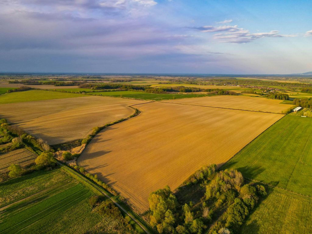 Vue aérienne époustouflante de vastes terres agricoles et champs à Garešnica, Croatie, en été.