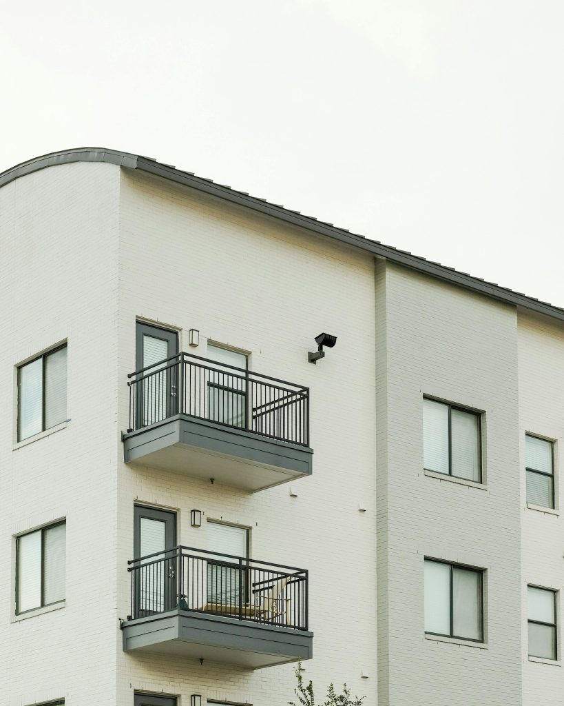 Contemporary apartment featuring sleek balconies and large windows. Appartement contemporain avec des balcons épurés et de grandes fenêtres.