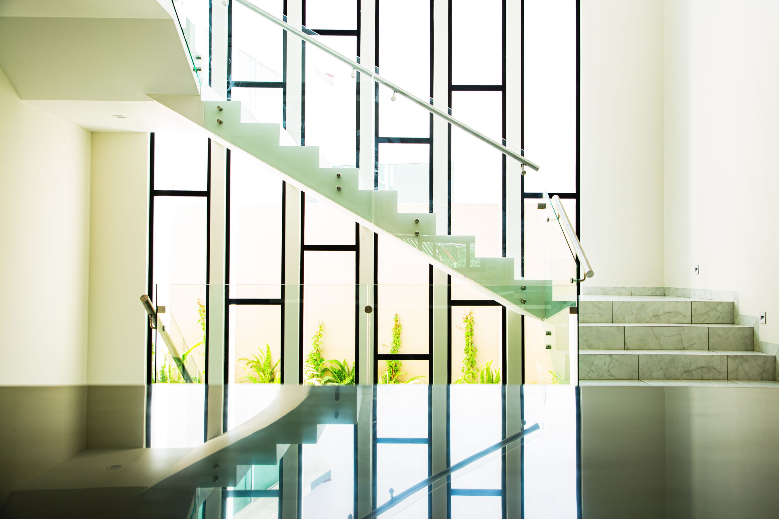 Application du fond dur bois sur un escalier