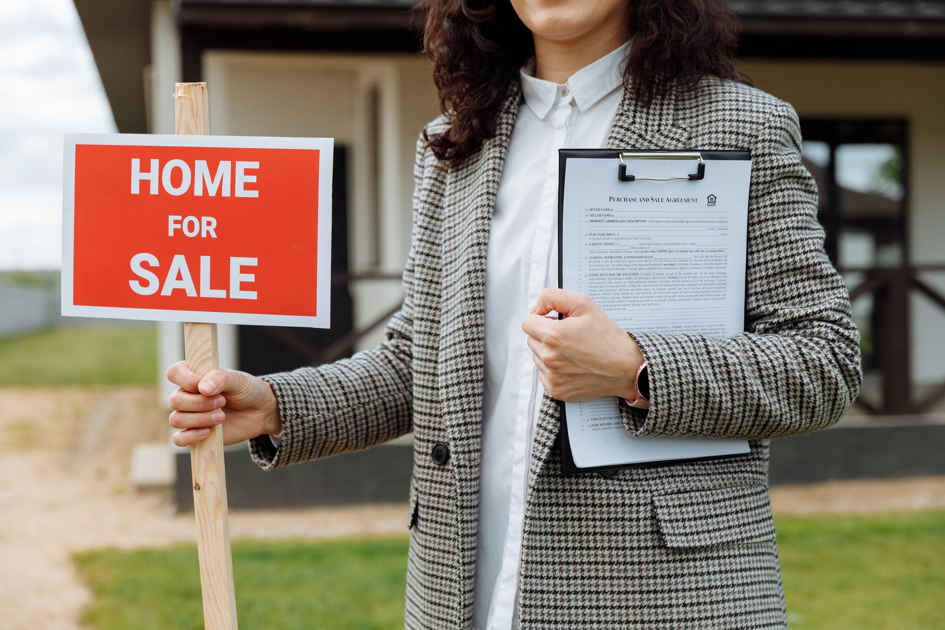 Agente immobilière tenant un compromis de vente