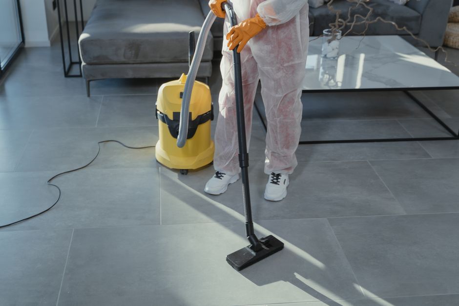 Professionnel du menage passant l aspirateur au salon