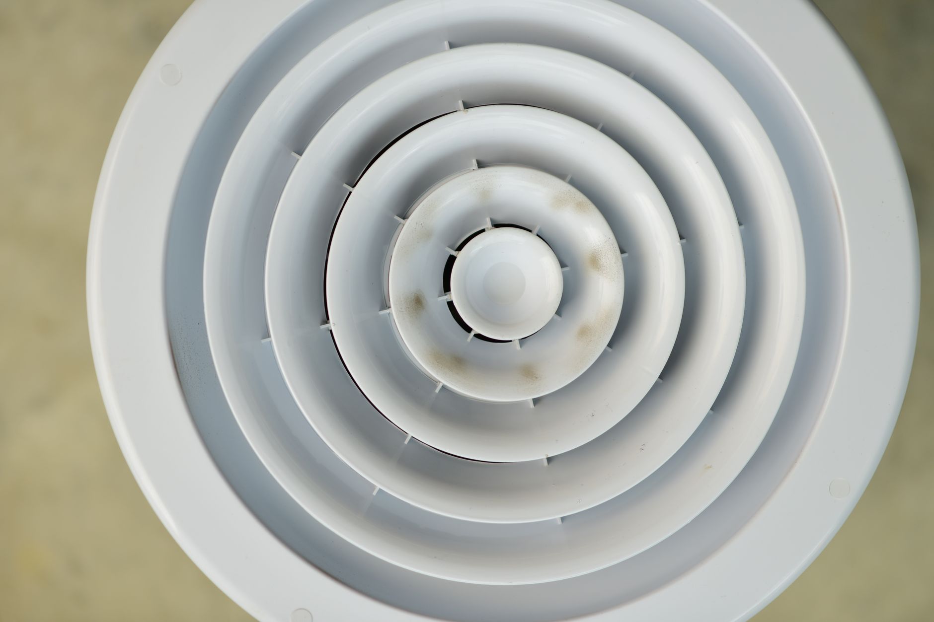 Bouche d’extraction de ventilation en gros plan