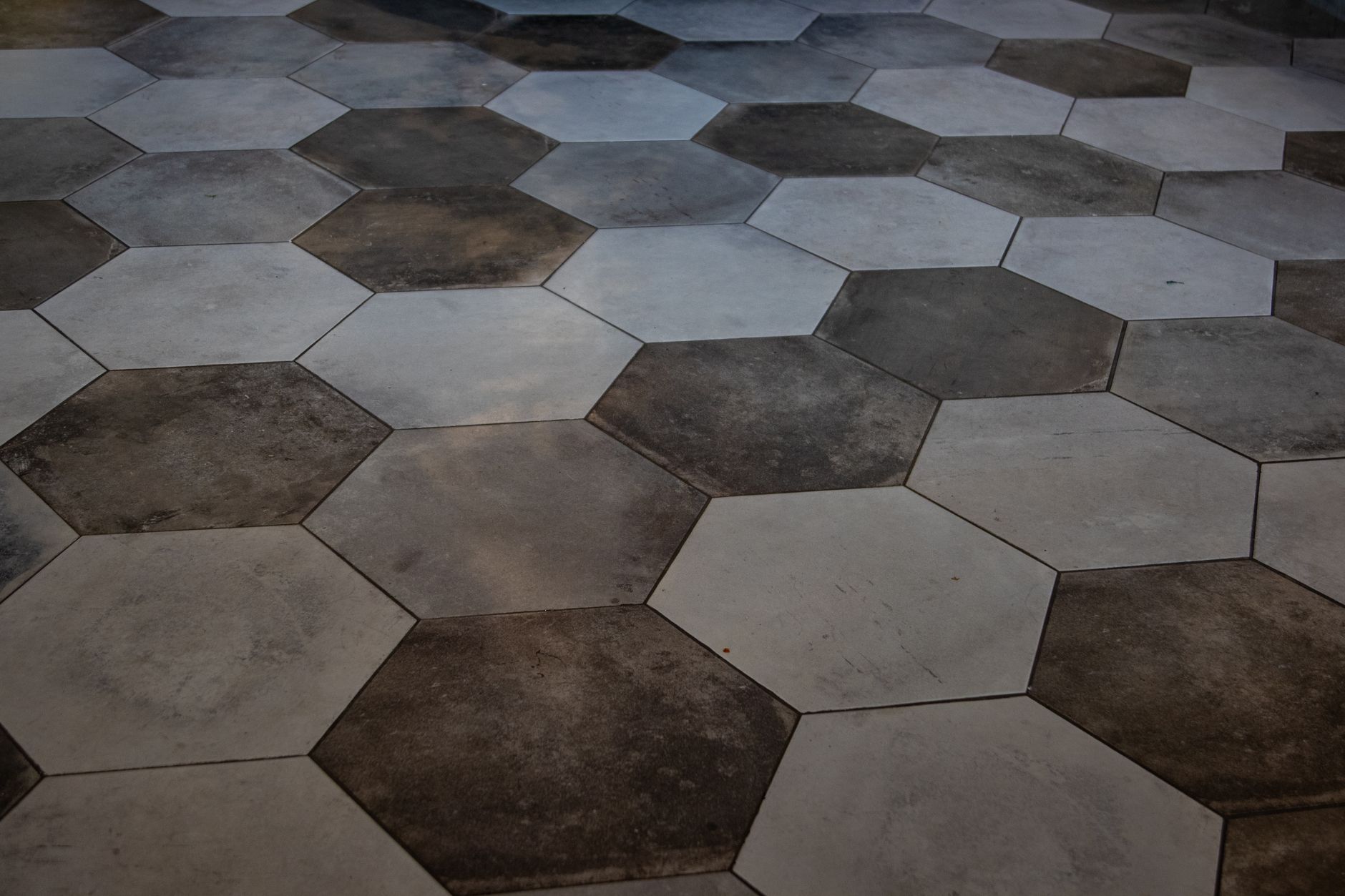 Carrelage hexagonal au sol avec motif marbré