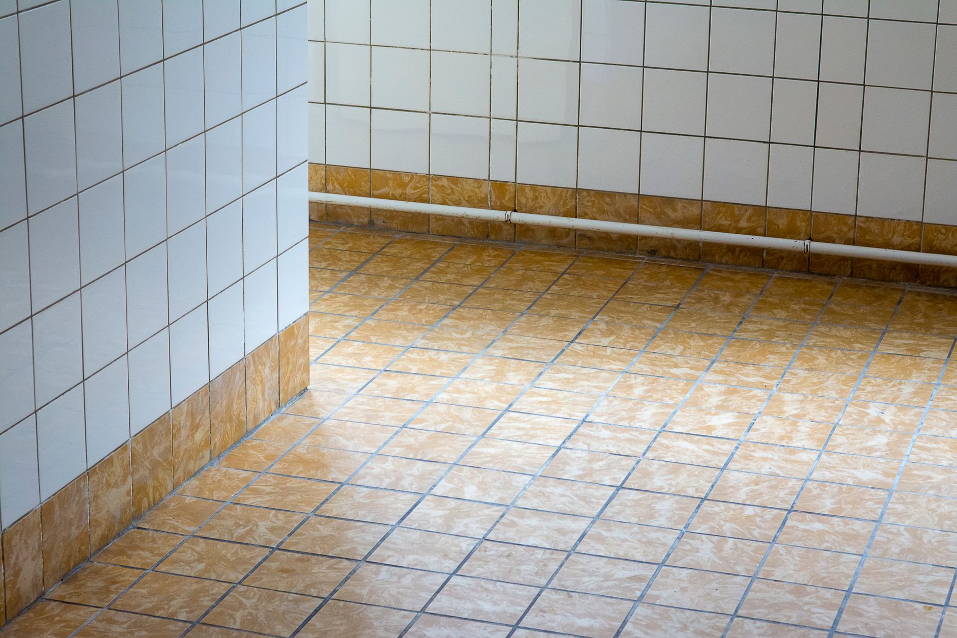 Enlève la rouille du carrelage sans l&rsquo;abîmer