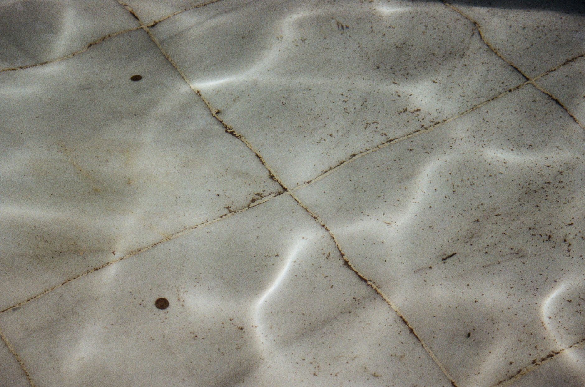 Carrelage taché et texturé sous l'eau