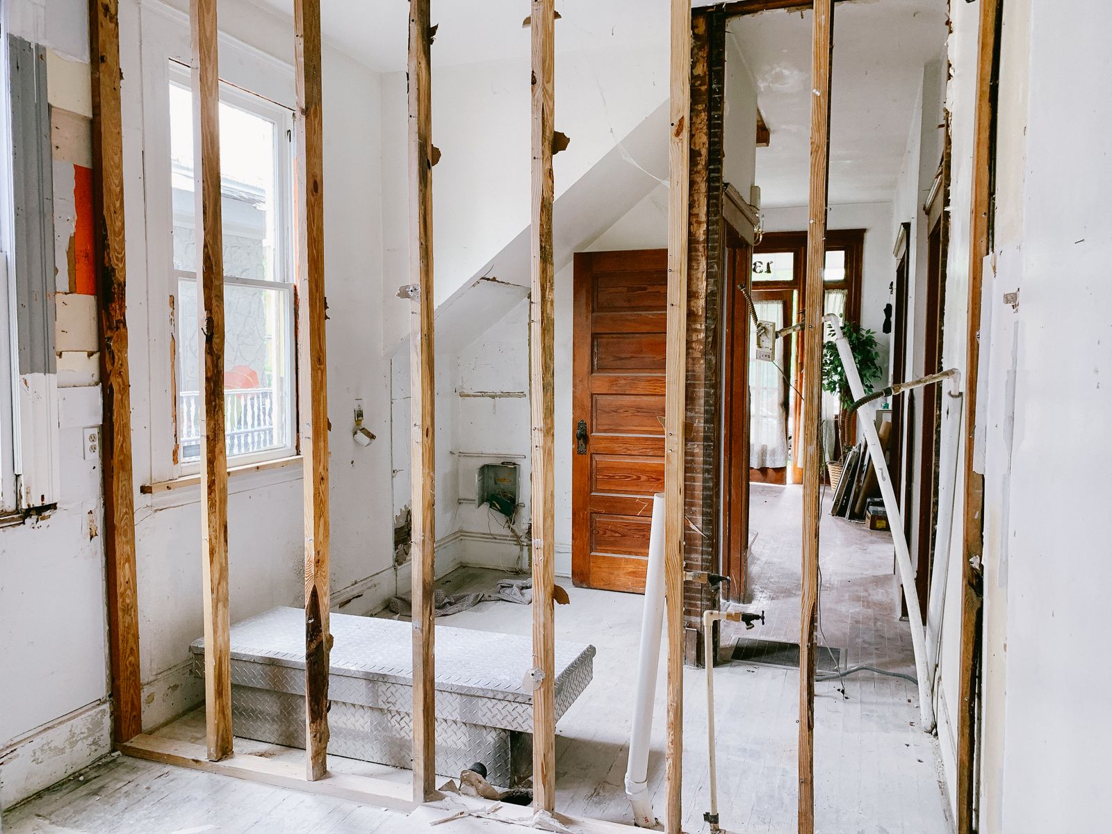 Combles rénovés avec charpente en bois apparente
