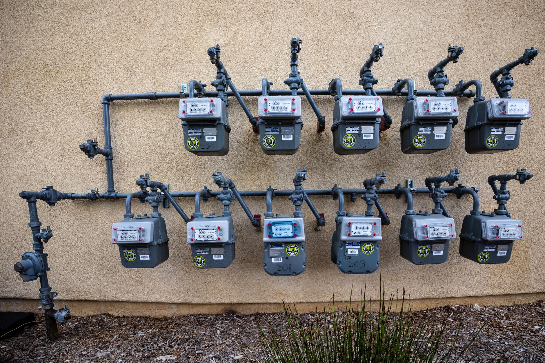 Compteurs de réseaux installés sur un mur extérieur