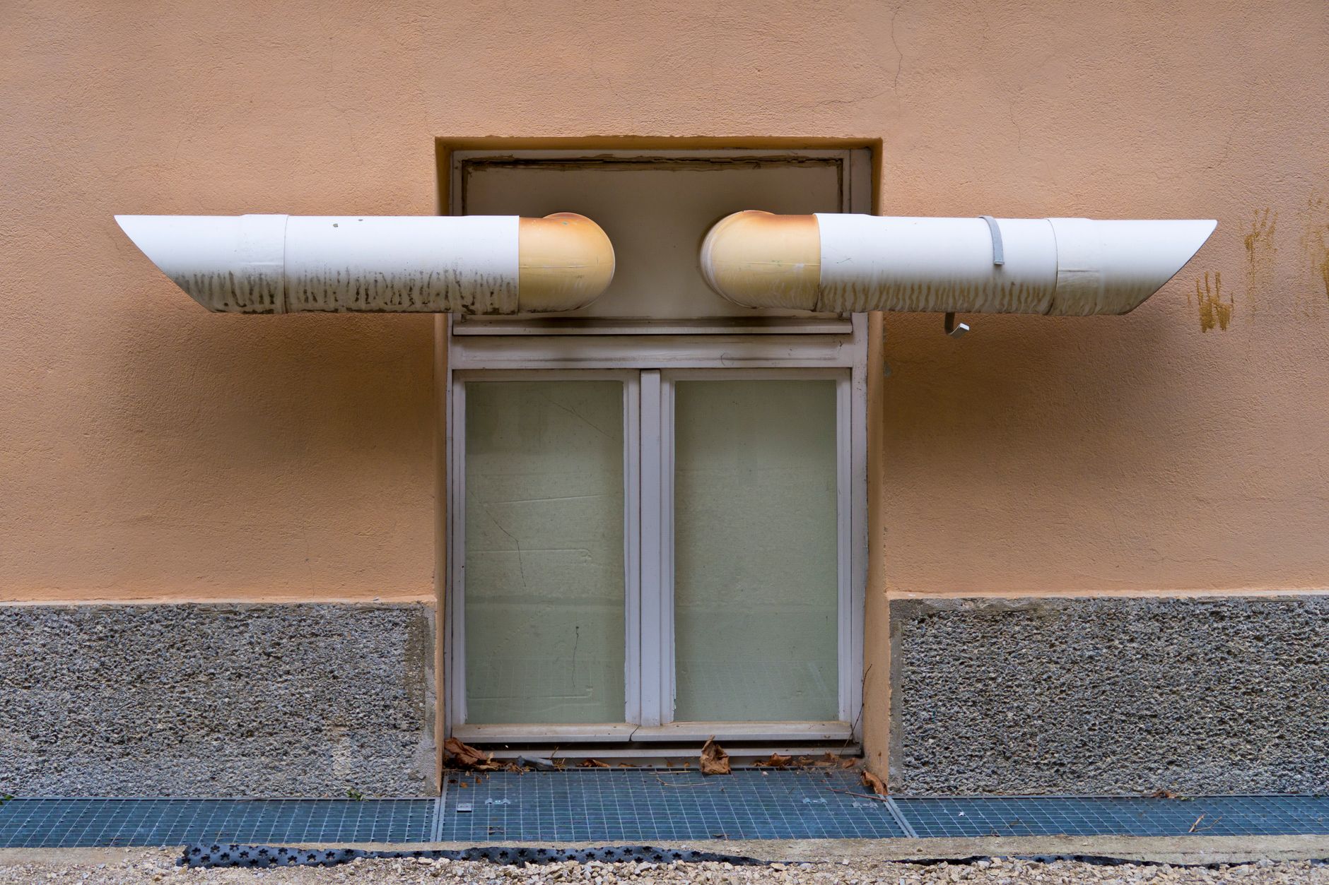 Conduits de ventilation sur un mur extérieur