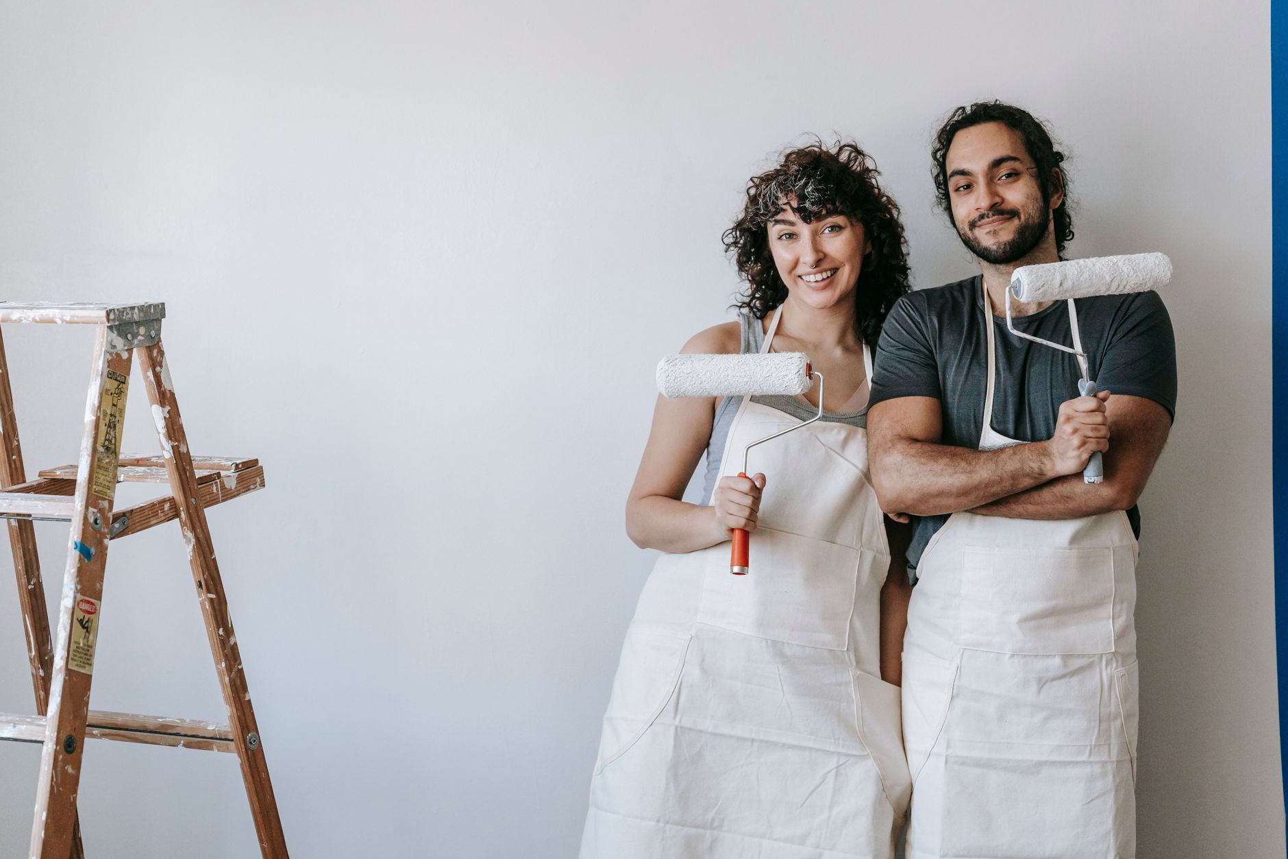 Couple prêt à peindre avec des rouleaux