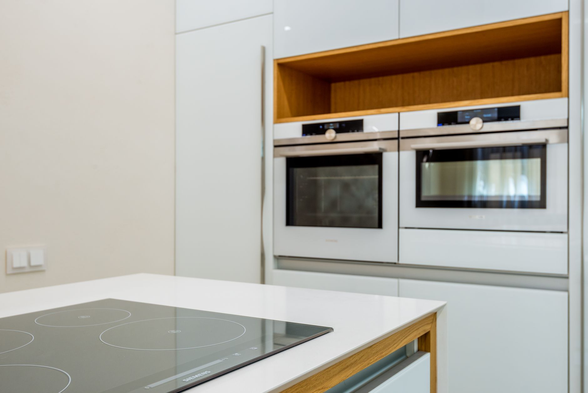 Cuisine moderne avec plaque de cuisson intégrée