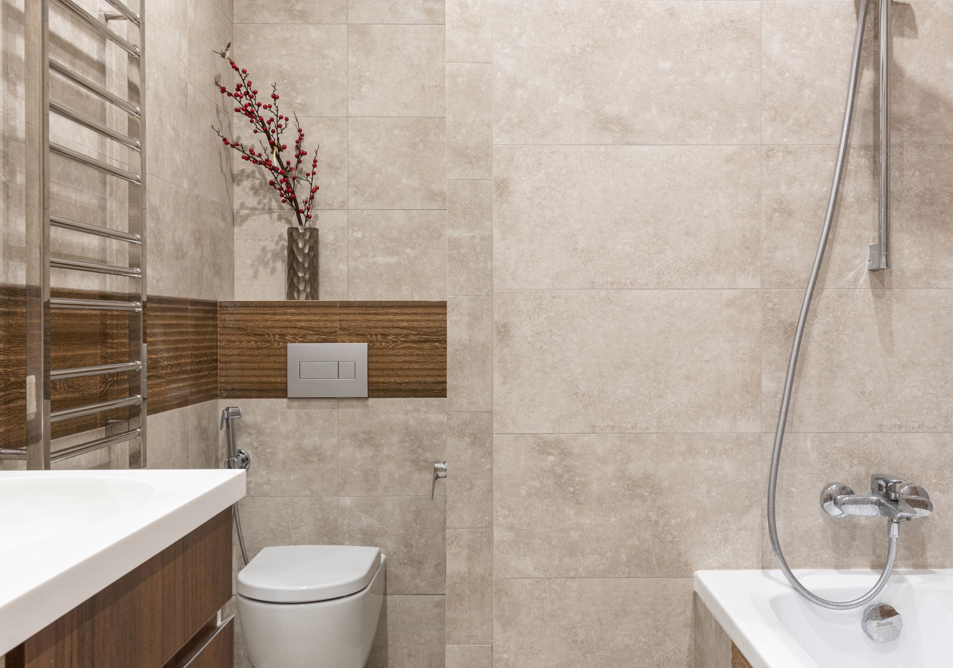 Cuvette de toilettes blanche sur carrelage