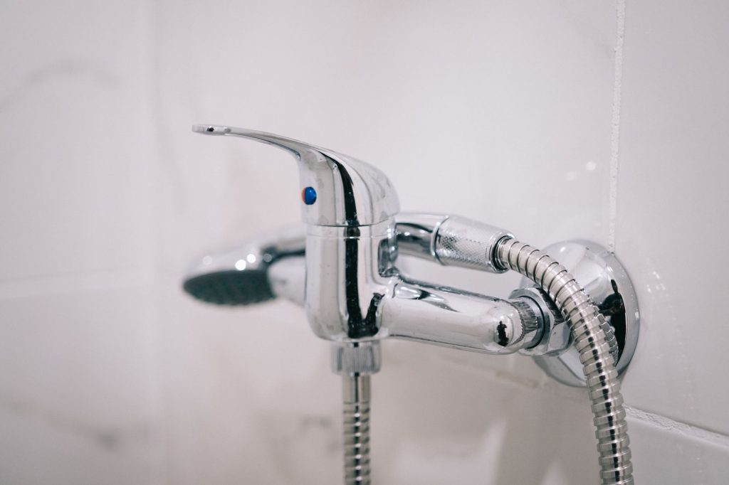 Douche moderne avec robinetterie chromée