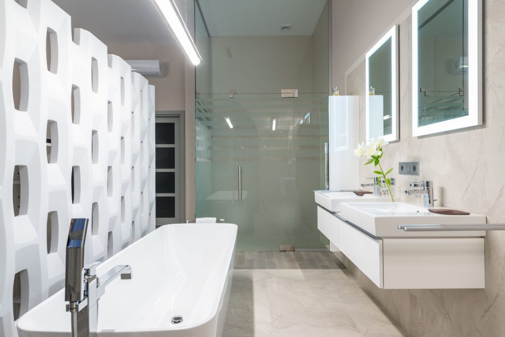 Salle de bain avec baignoire et douche moderne
