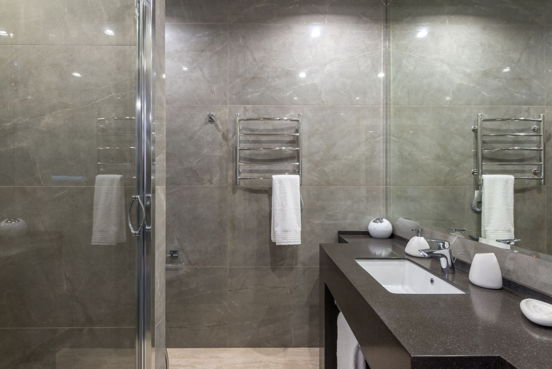 Intérieur de salle de bain avec cabine de douche vitrée
