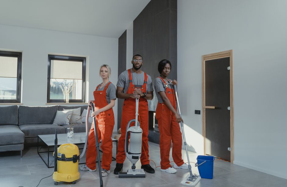 Equipe de menage en tenue prete a intervenir