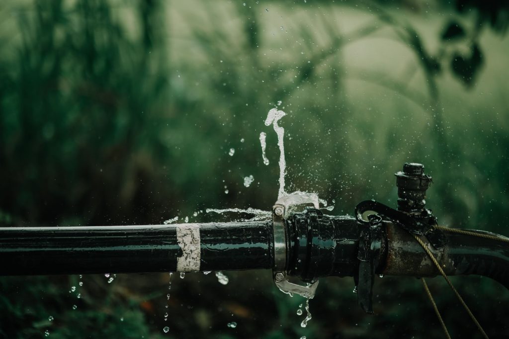 Fuite d'eau visible sur une canalisation exterieure