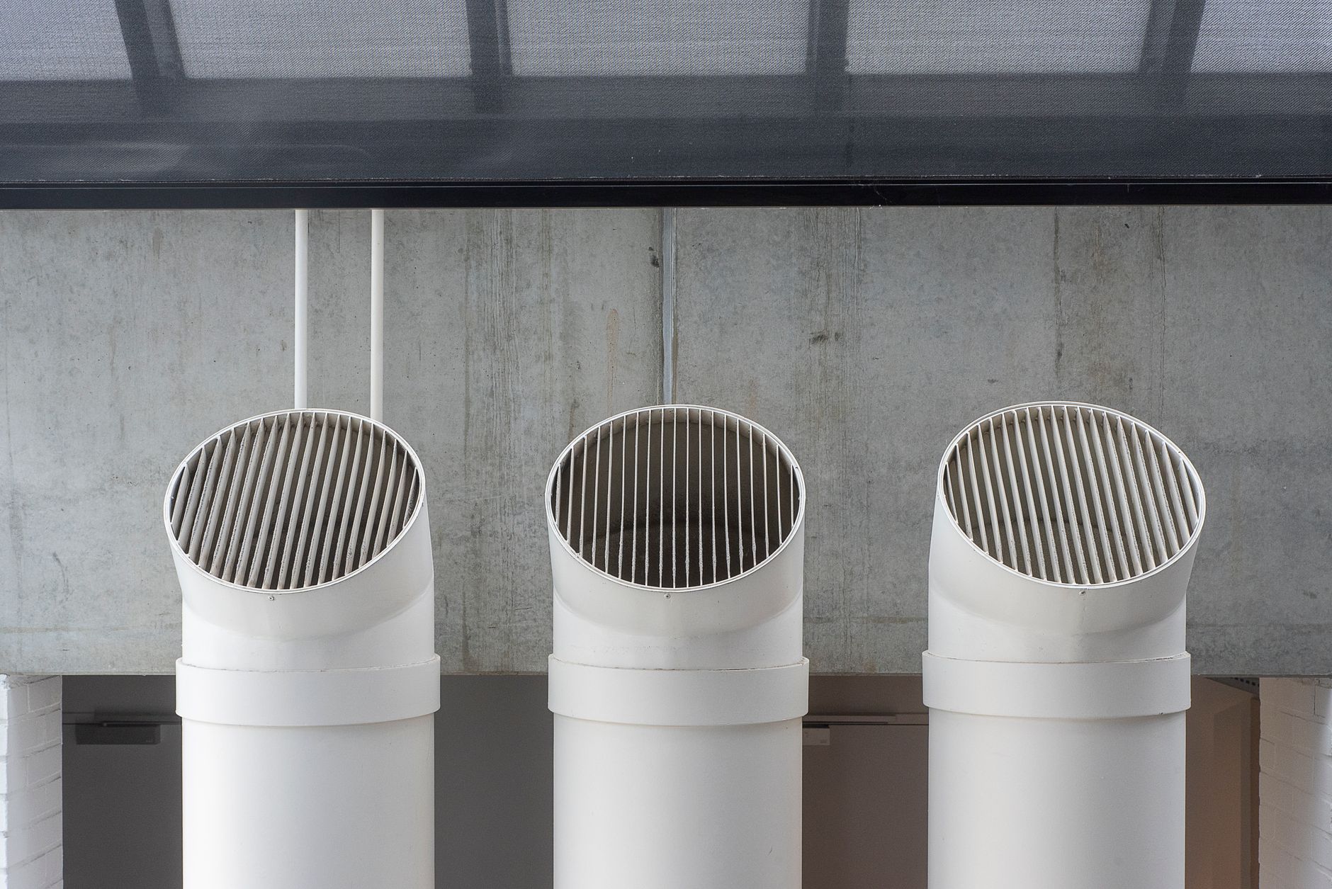Gaines de ventilation industrielles alignées