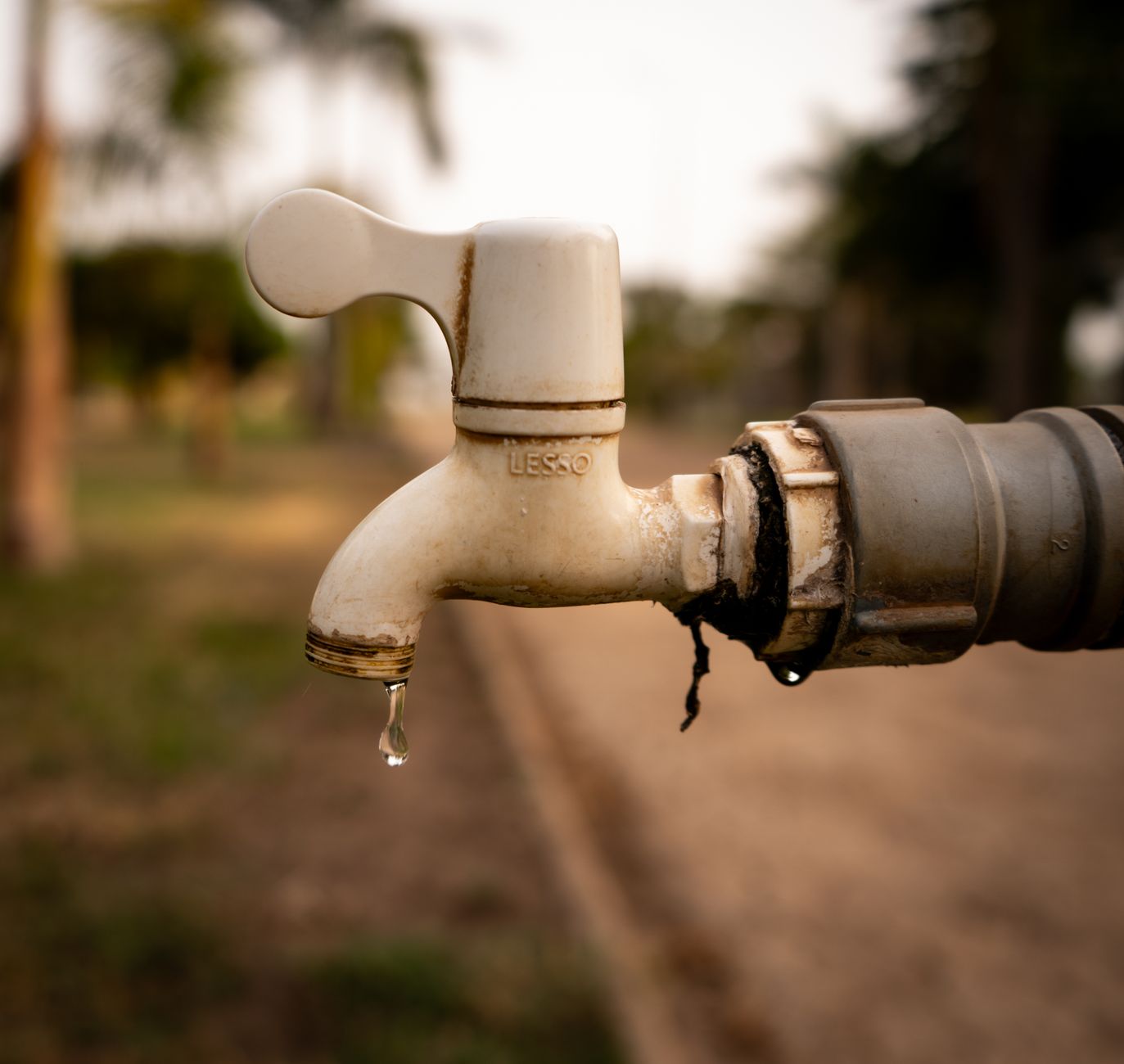 Goutte d’eau qui tombe d’un robinet extérieur