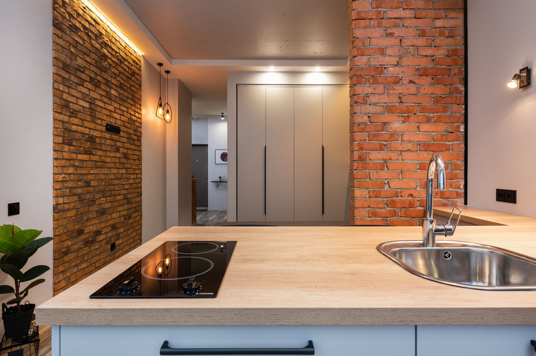 Îlot de cuisine avec plaque de cuisson au centre