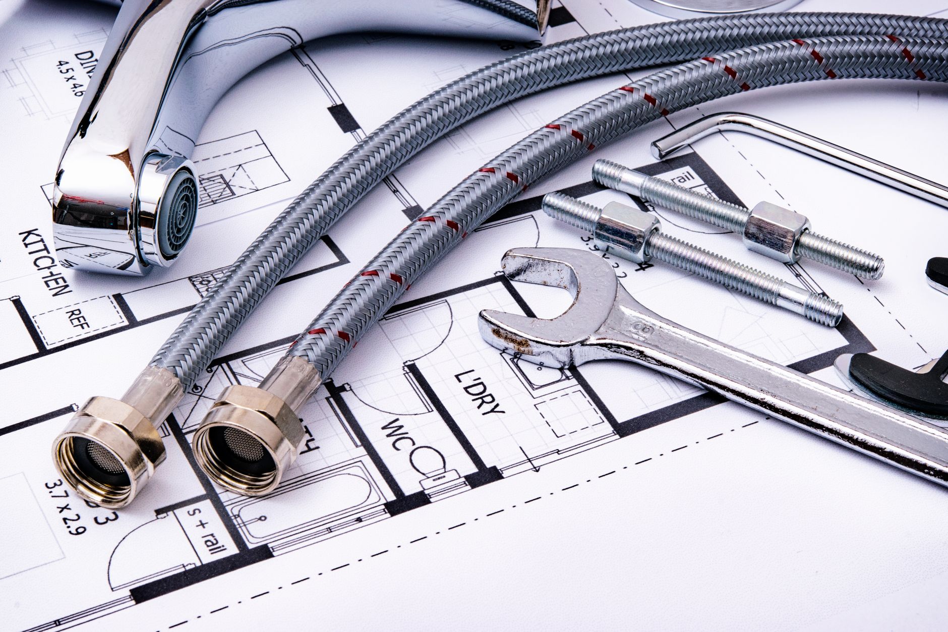 Outils de plomberie posés sur un plan de travail