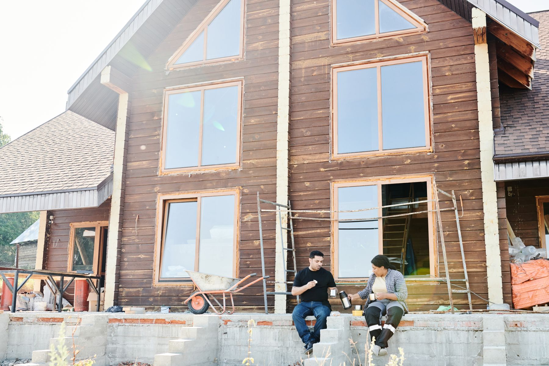 Ouvriers sur un chantier de maison en ossature bois