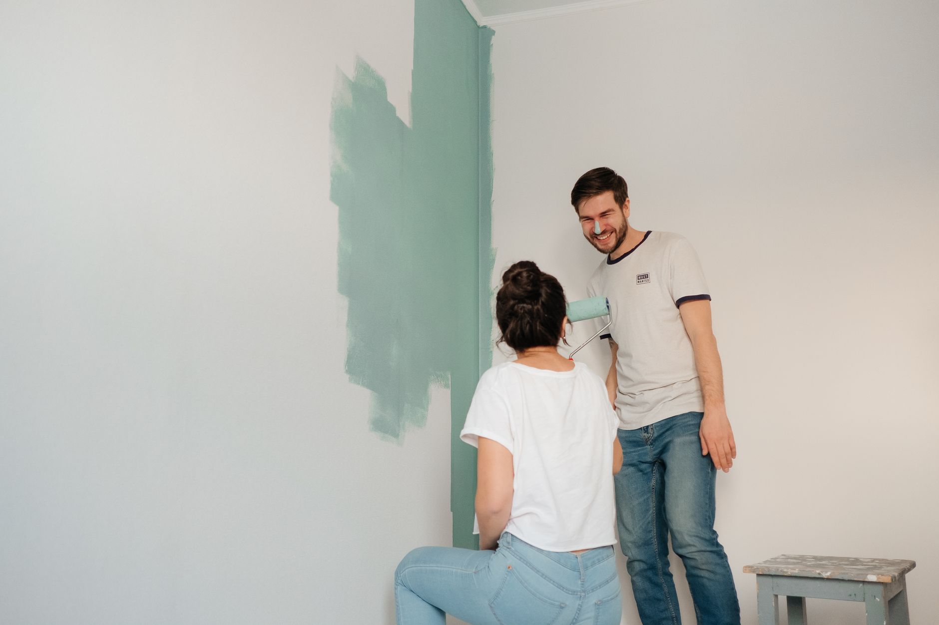 Application de peinture claire sur un mur