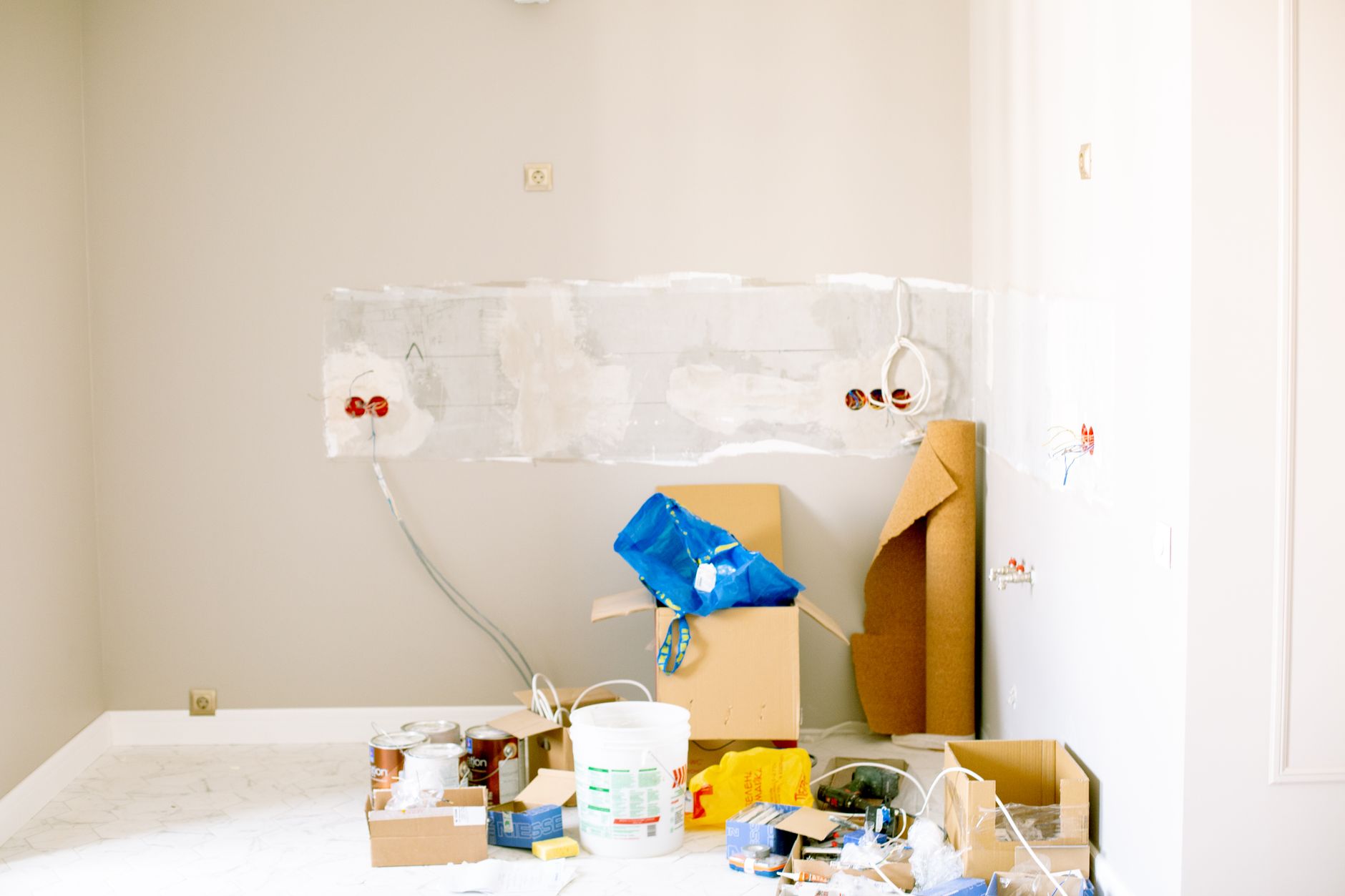 Pièce en travaux avec câblage électrique et matériel de rénovation