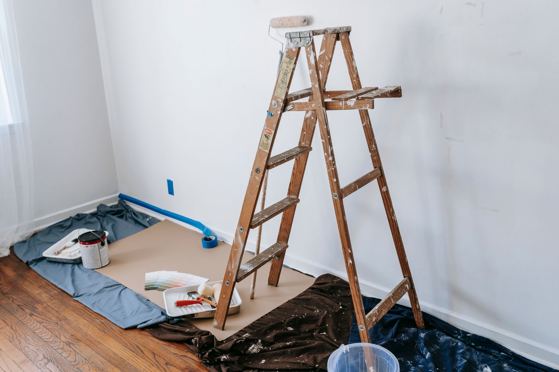 Pièce en travaux avec échelle et matériel de peinture