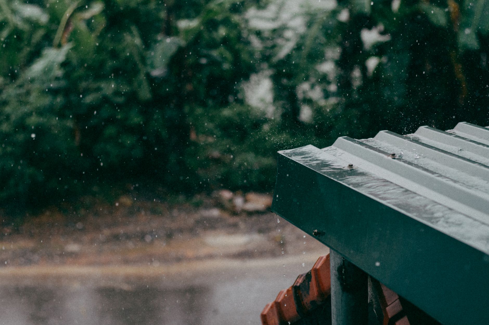 Pluie ruisselant sur un toit métallique