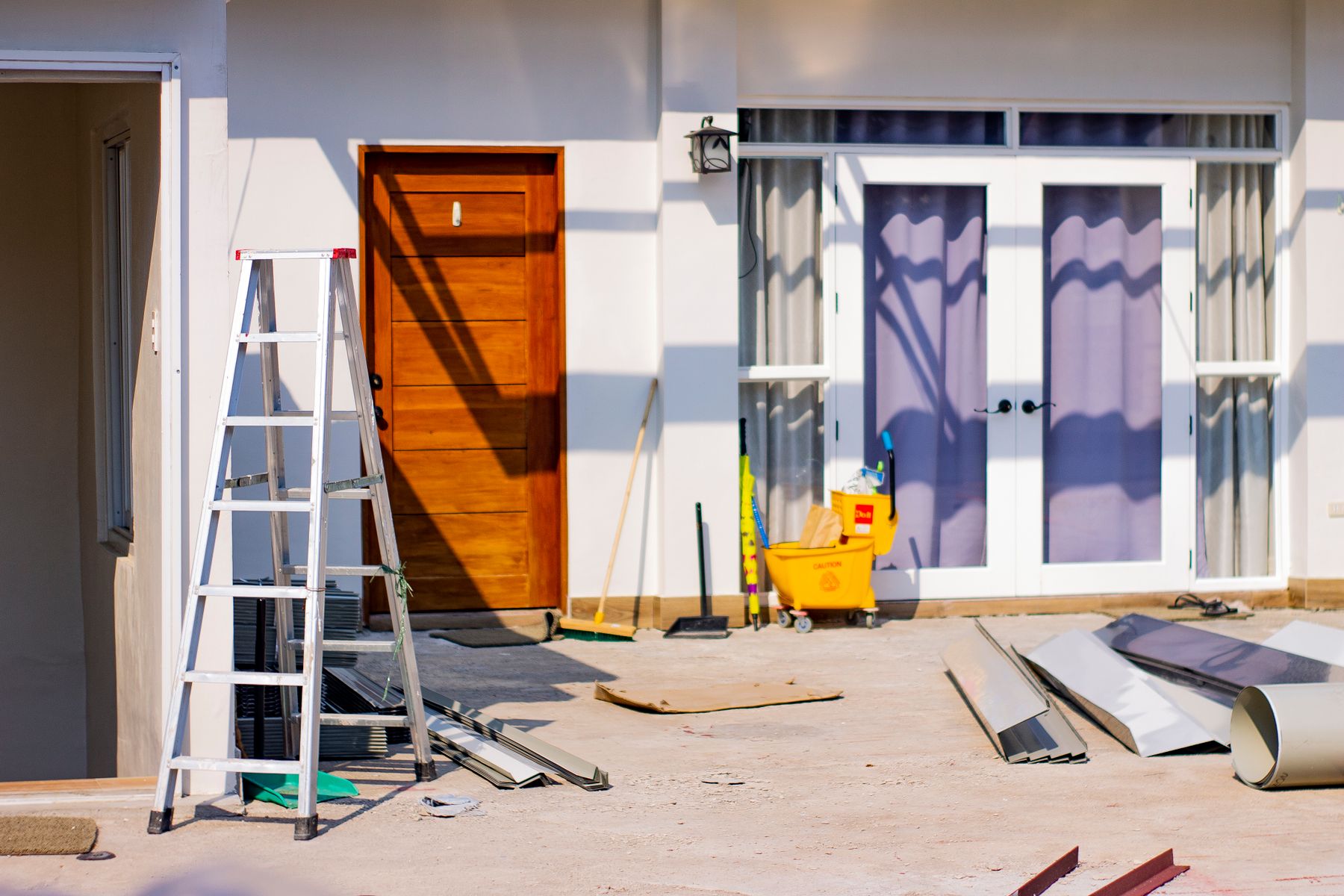 Rénovation de façade avec outils de chantier