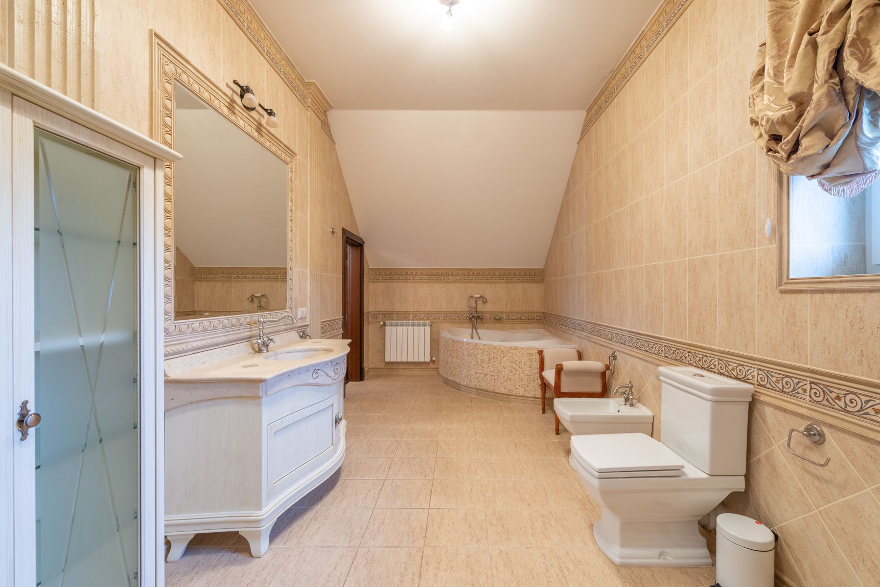 Salle de bain spacieuse au design contemporain