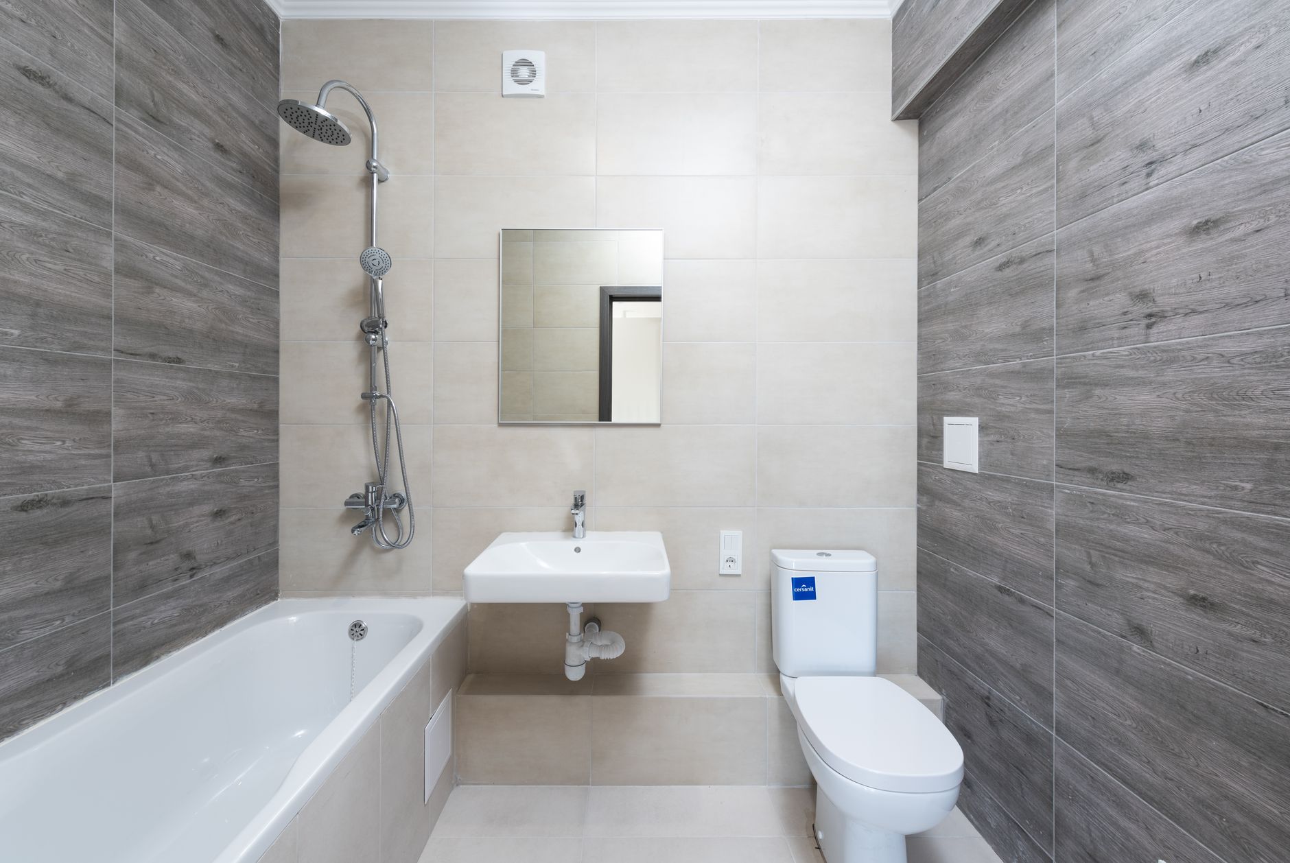 Salle de bain moderne avec douche et baignoire