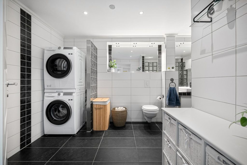 Salle de bain avec espace buanderie intégré