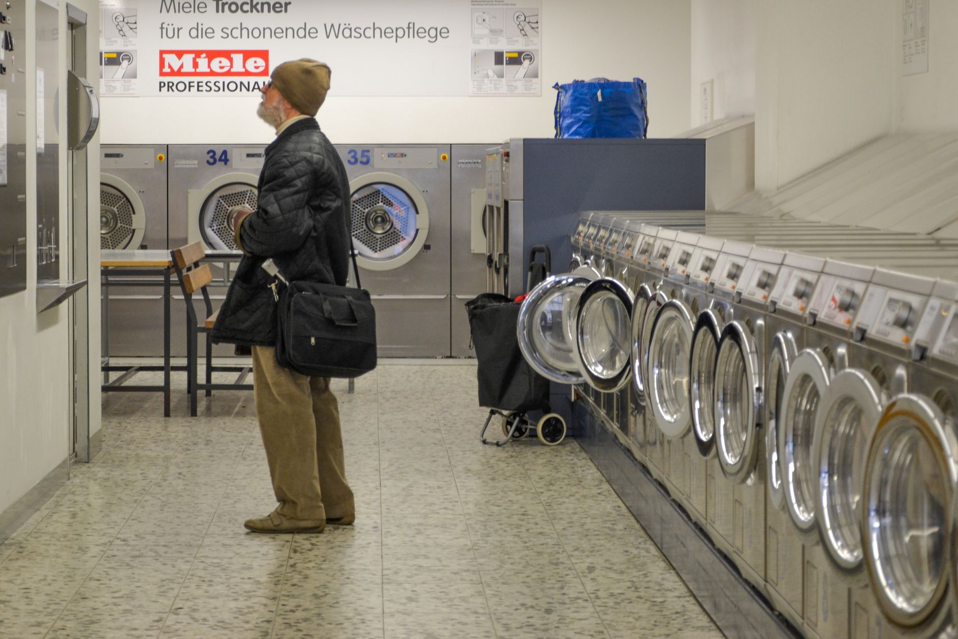 Rangée de sèche-linge dans une laverie