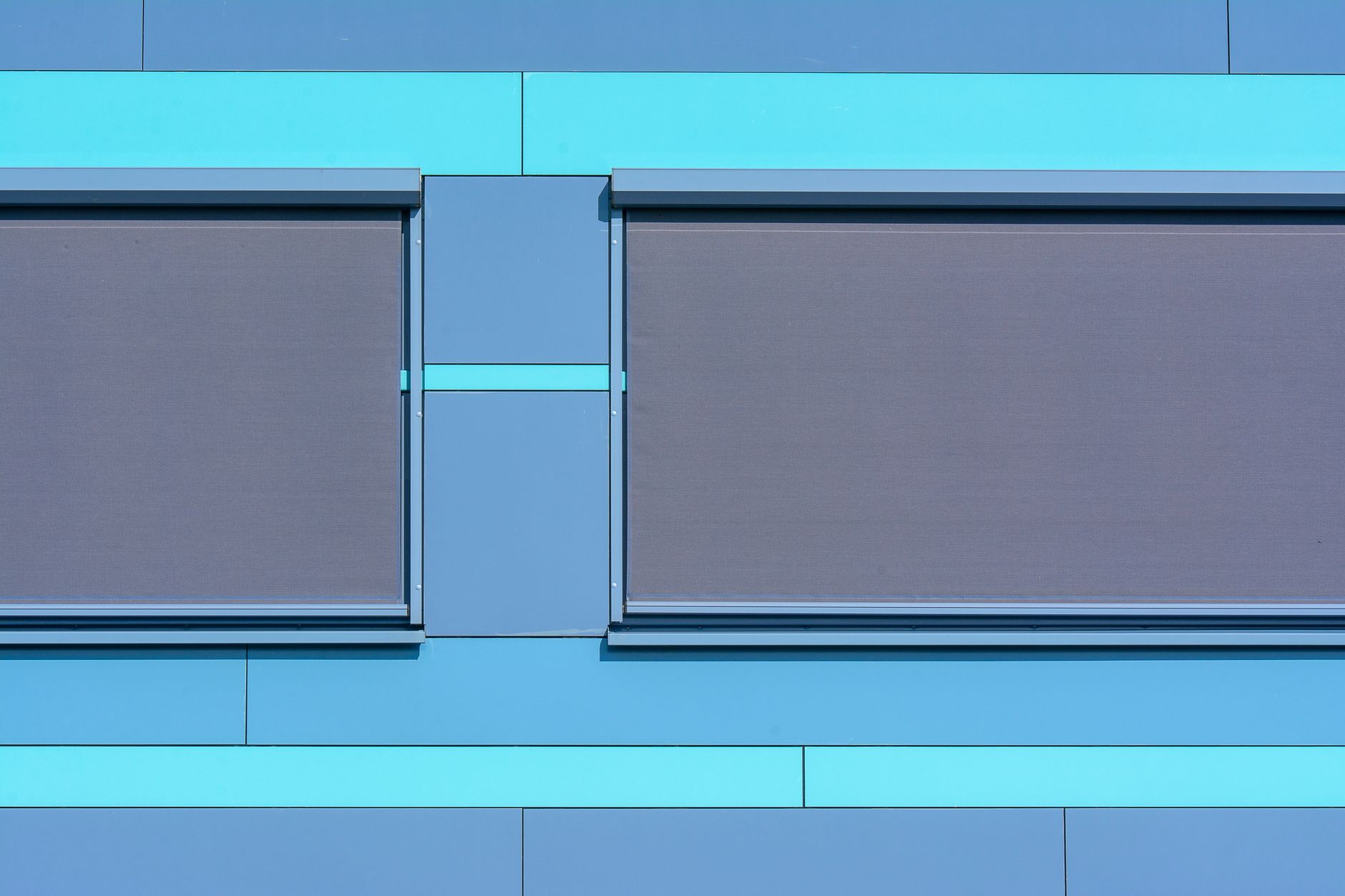 Store enrouleur moderne sur une façade bleue