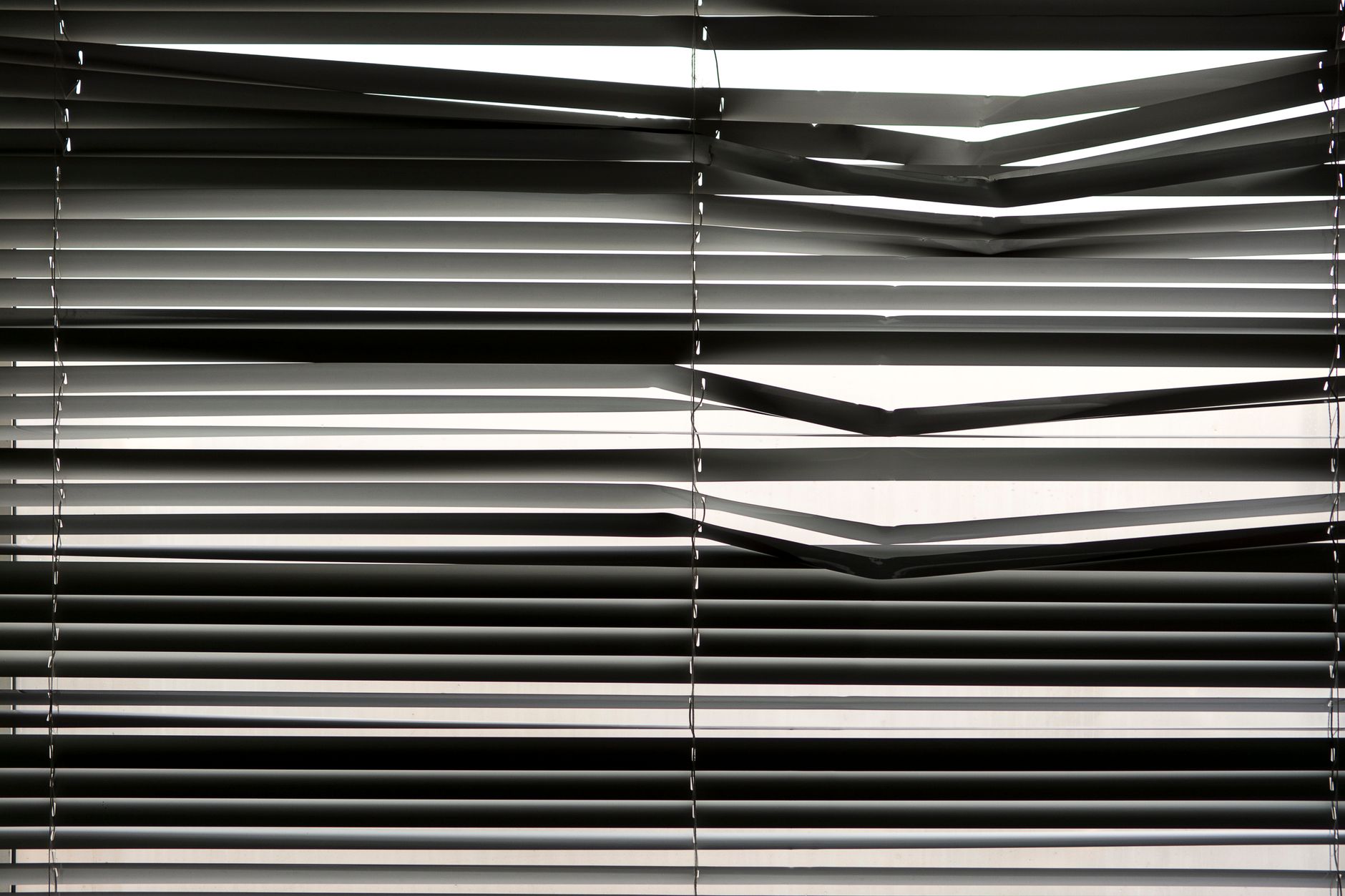 Lumière filtrée par un store à lames horizontales