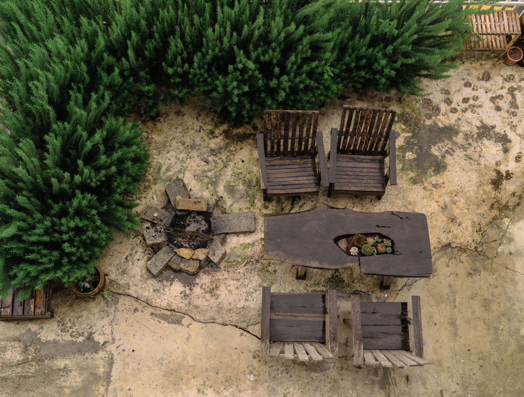 Terrasse en bois et pierre bien entretenue