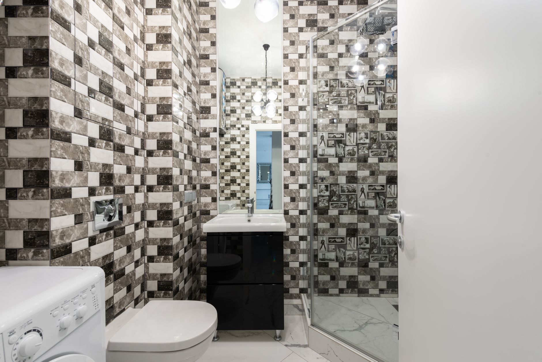 Toilettes modernes avec lave-linge et lavabo