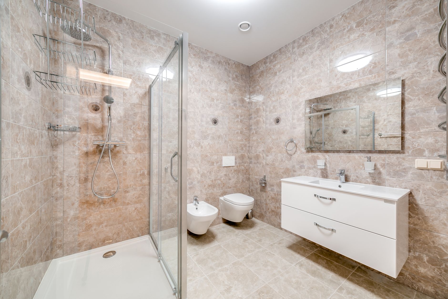 Salle de bain moderne avec douche vitrée