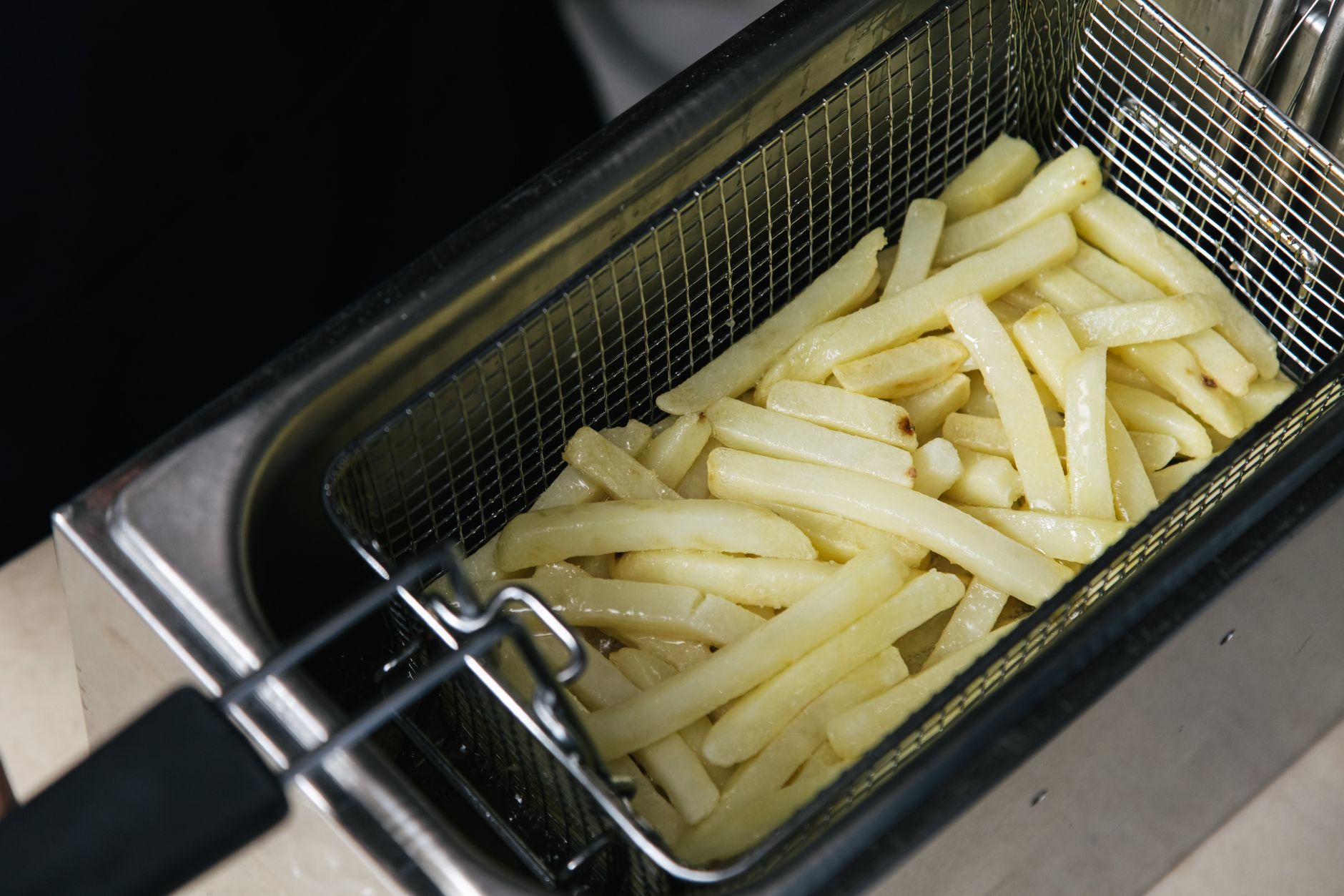 Air fryer posé sur un plan de travail de cuisine