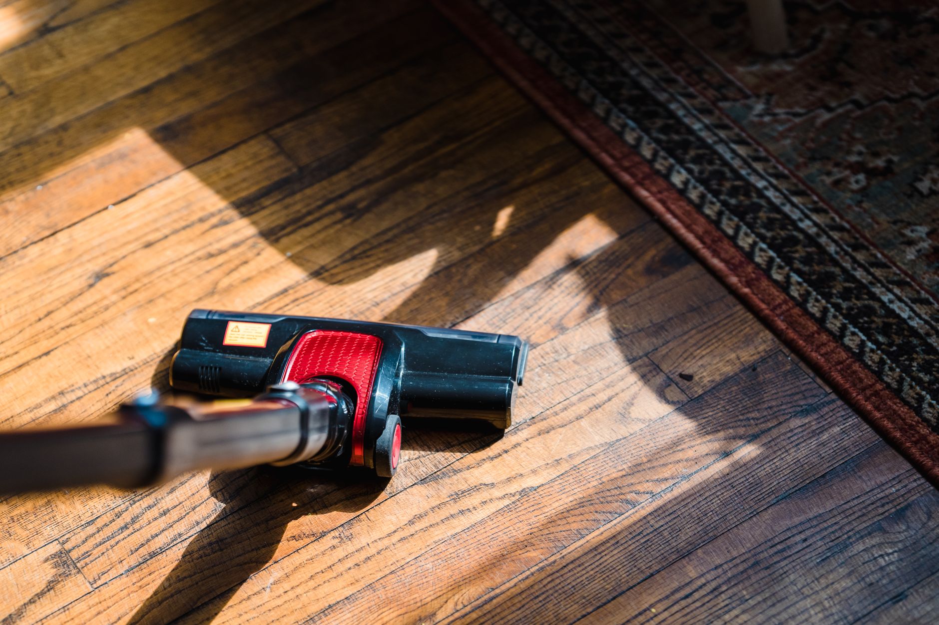 Aspirateur passé sur un tapis pour éliminer les puces et leurs œufs