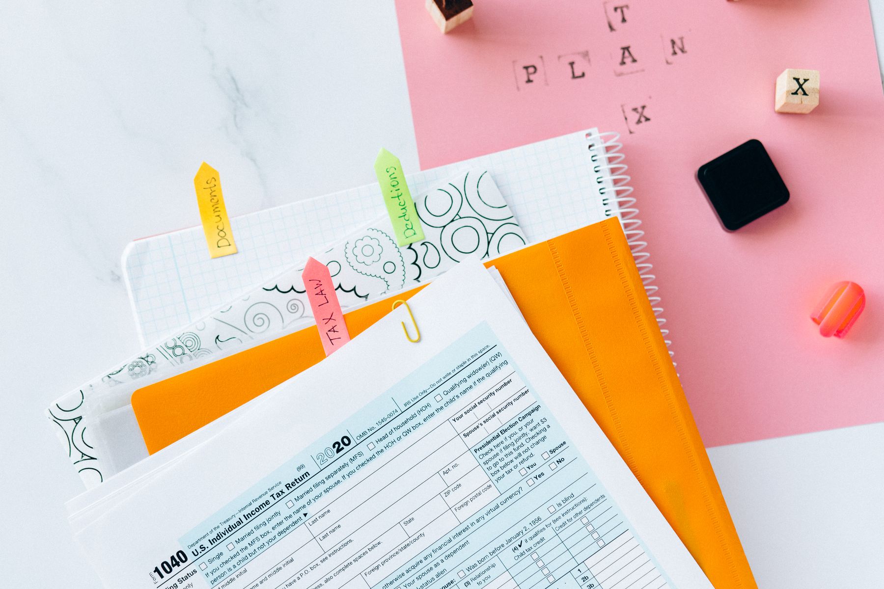 Calculatrice et avis d’imposition sur un bureau