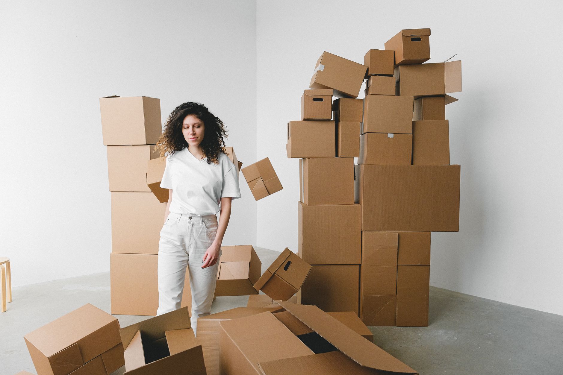 Jeune femme entouree de cartons dans son nouveau logement