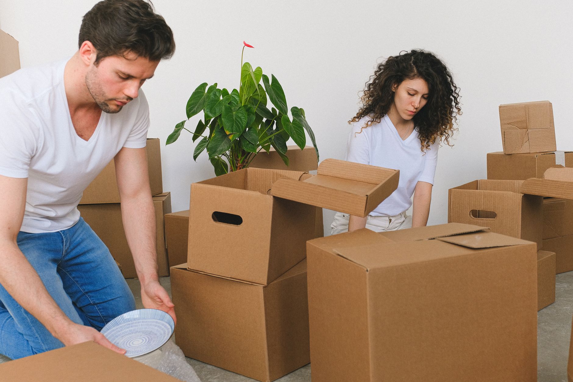 Jeunes adultes qui protegent des objets fragiles dans des cartons